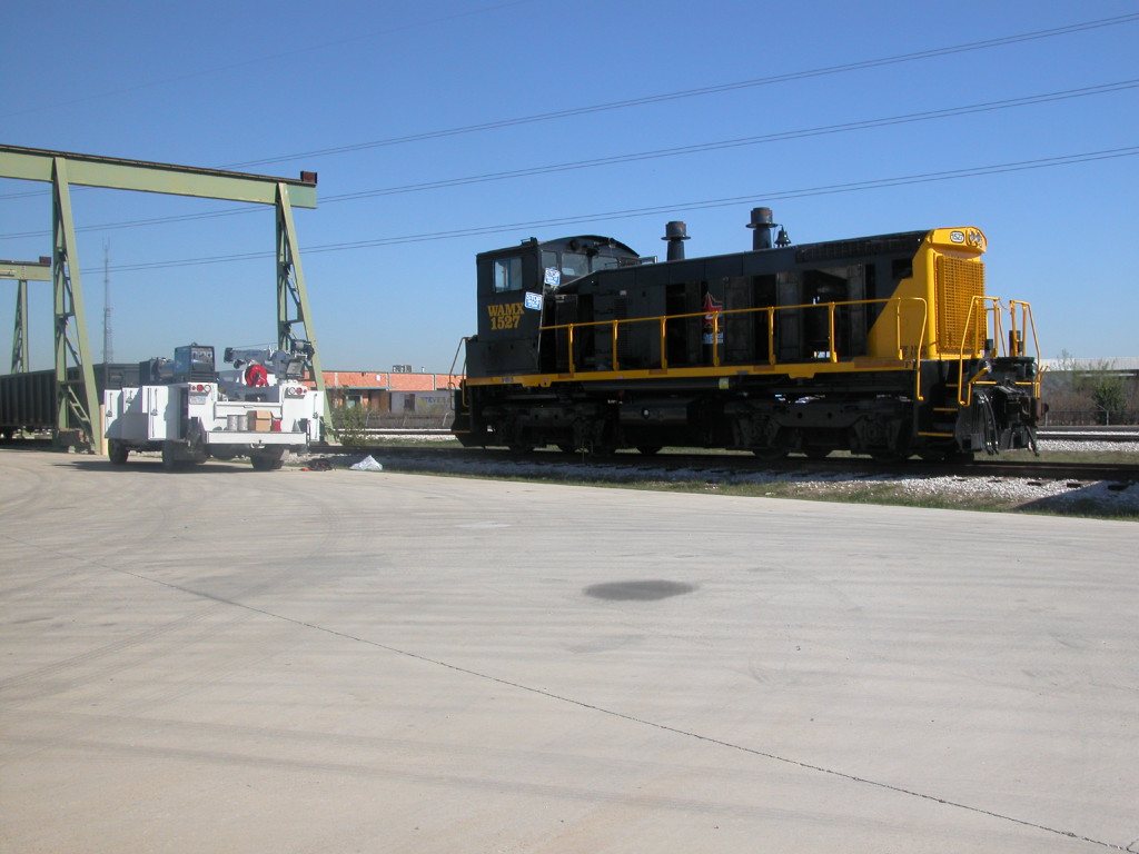 WAMX 1527  13Dec2012  A little maintenance time on the San Antonio Central in East Kelly Railport 